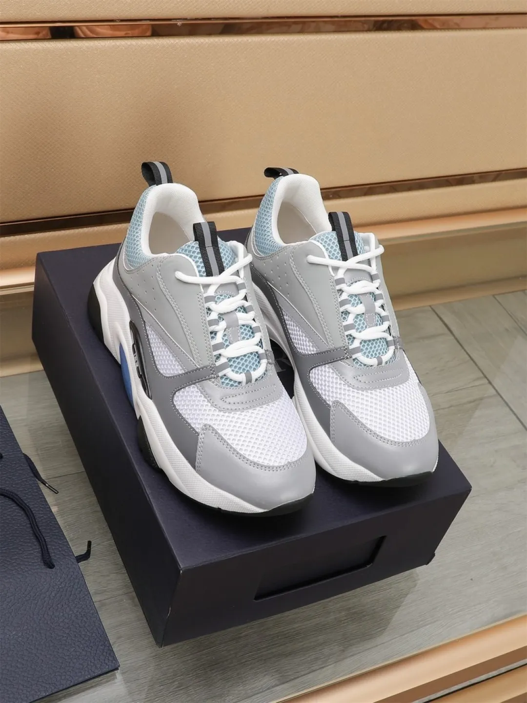 Men's shoes 💰P460💰【Dior】Dior✨ is online at the same time👏 This casual sneaker is a new product in the series and continues Di*r's classic style. The upper is made of original mesh and cow leather, with a two-color textured outsole, and the brand's iconic details on the rear collar and heel to enhance the style. Fashionable and versatile. Wear it with jeans or slacks for a casual look. Size: 38-44 (45 customized)